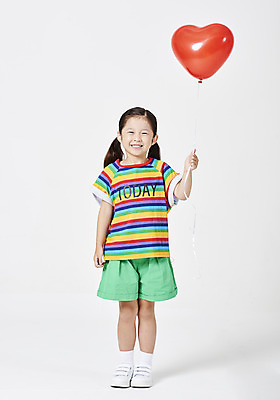 포토 JPG 스튜디오촬영 전신 응시 여자 행복 어린이 실내 한명 서기 미소 들기 누끼 사람 소녀 앞모습 여름 여름휴가 바캉스 유치원생 한국인 즐거움 흰배경 하트풍선 소녀한명만 국내포토 1 시선 계절 감정 뷰포인트 백그라운드 모션 휴가 표정 동양인 내부 흰색 하트 풍선 여자한명만 소녀만 파일형식 여름_계절
