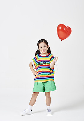 포토 JPG 스튜디오촬영 전신 응시 여자 어린이 허리손 포즈 실내 한명 서기 미소 들기 누끼 사람 소녀 앞모습 여름 여름휴가 바캉스 유치원생 한국인 흰배경 하트풍선 소녀한명만 국내포토 1 시선 계절 뷰포인트 백그라운드 모션 휴가 표정 동양인 내부 흰색 하트 풍선 여자한명만 소녀만 파일형식 여름_계절