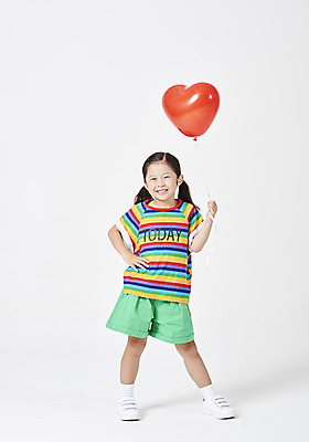 포토 JPG 스튜디오촬영 전신 응시 여자 행복 어린이 허리손 포즈 실내 한명 서기 미소 들기 누끼 사람 소녀 앞모습 여름 여름휴가 바캉스 유치원생 한국인 즐거움 흰배경 하트풍선 소녀한명만 국내포토 1 시선 계절 감정 뷰포인트 백그라운드 모션 휴가 표정 동양인 내부 흰색 하트 풍선 여자한명만 소녀만 파일형식 여름_계절