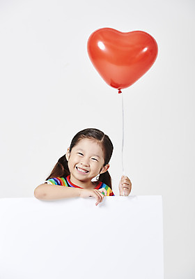 포토 JPG 스튜디오촬영 배너 응시 여자 행복 어린이 실내 한명 미소 누끼 사람 소녀 상반신 앞모습 여름 여름휴가 바캉스 유치원생 한국인 잡기 즐거움 흰배경 하트풍선 소녀한명만 국내포토 1 시선 계절 감정 뷰포인트 백그라운드 모션 휴가 표정 동양인 내부 흰색 하트 풍선 여자한명만 소녀만 파일형식 여름_계절