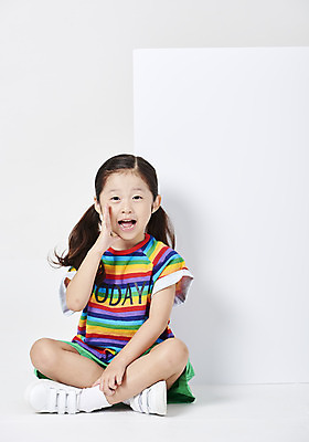 포토 JPG 스튜디오촬영 전신 배너 응시 여자 행복 어린이 실내 말하기 한명 미소 누끼 사람 손짓 소녀 앞모습 여름 여름휴가 바캉스 외침 유치원생 한국인 즐거움 흰배경 가부좌 소녀한명만 국내포토 1 시선 계절 감정 뷰포인트 백그라운드 모션 휴가 표정 앉기 동양인 내부 소리 흰색 여자한명만 소녀만 파일형식 여름_계절