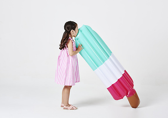 포토 JPG 스튜디오촬영 전신 여자 어린이 아이스크림 실내 한명 누끼 사람 소녀 옆모습 여름 여름휴가 바캉스 유치원생 한국인 먹기 흉내 즐거움 흰배경 튜브 막대아이스크림 소녀한명만 국내포토 1 계절 감정 뷰포인트 백그라운드 모션 휴가 디저트 동양인 내부 흰색 여자한명만 소녀만 파일형식 여름_계절