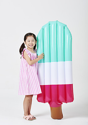 포토 JPG 스튜디오촬영 전신 응시 여자 어린이 아이스크림 실내 한명 서기 미소 누끼 사람 소녀 옆모습 여름 여름휴가 바캉스 유치원생 한국인 잡기 즐거움 흰배경 튜브 막대아이스크림 소녀한명만 국내포토 1 시선 계절 감정 뷰포인트 백그라운드 모션 휴가 디저트 표정 동양인 내부 흰색 여자한명만 소녀만 파일형식 여름_계절