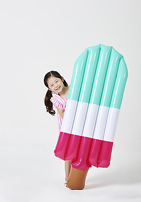 포토 JPG 스튜디오촬영 전신 응시 여자 어린이 물놀이 아이스크림 실내 한명 미소 누끼 사람 소녀 앞모습 여름 여름휴가 바캉스 유치원생 한국인 잡기 즐거움 흰배경 튜브 막대아이스크림 숨기 소녀한명만 국내포토 1 시선 계절 감정 뷰포인트 백그라운드 모션 놀이 휴가 디저트 표정 동양인 내부 흰색 여자한명만 소녀만 파일형식 여름_계절