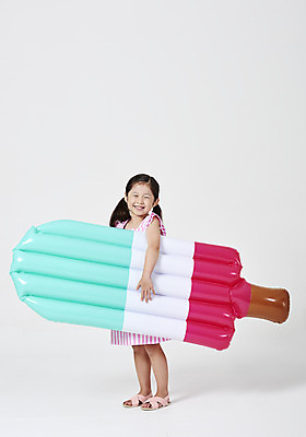 포토 JPG 스튜디오촬영 전신 응시 여자 어린이 아이스크림 실내 한명 서기 미소 들기 누끼 사람 소녀 옆모습 여름 여름휴가 바캉스 유치원생 한국인 잡기 즐거움 흰배경 튜브 소녀한명만 국내포토 1 시선 계절 감정 뷰포인트 백그라운드 모션 휴가 디저트 표정 동양인 내부 흰색 여자한명만 소녀만 파일형식 여름_계절