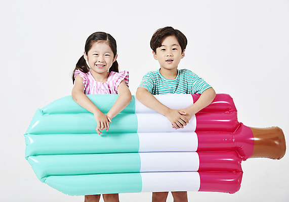 포토 JPG 스튜디오촬영 응시 여자 남자 행복 어린이 아이스크림 실내 서기 미소 들기 누끼 사람 소녀 소년 상반신 두명 앞모습 여름 친구 여름휴가 바캉스 유치원생 한국인 잡기 즐거움 흰배경 튜브 어린이만 국내포토 시선 계절 감정 뷰포인트 백그라운드 관계 모션 휴가 디저트 표정 동양인 내부 흰색 파일형식 여름_계절