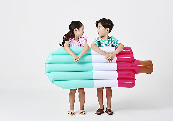 포토 JPG 스튜디오촬영 전신 응시 여자 남자 어린이 아이스크림 실내 서기 들기 누끼 사람 소녀 소년 두명 앞모습 여름 친구 여름휴가 바캉스 마주보기 유치원생 한국인 잡기 즐거움 흰배경 튜브 어린이만 국내포토 시선 계절 감정 뷰포인트 백그라운드 관계 모션 휴가 디저트 동양인 내부 흰색 파일형식 여름_계절