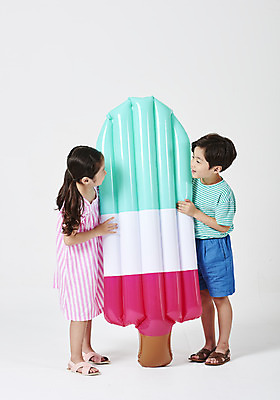 포토 JPG 스튜디오촬영 전신 여자 남자 행복 어린이 물놀이 아이스크림 실내 미소 누끼 사람 소녀 소년 두명 옆모습 여름 친구 여름휴가 바캉스 마주보기 유치원생 한국인 잡기 즐거움 흰배경 튜브 막대아이스크림 어린이만 국내포토 계절 감정 뷰포인트 백그라운드 관계 모션 놀이 휴가 디저트 표정 동양인 내부 흰색 파일형식 여름_계절