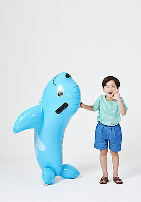 포토 JPG 스튜디오촬영 전신 응시 남자 어린이 실내 말하기 한명 서기 누끼 사람 손짓 소년 앞모습 여름 여름휴가 바캉스 외침 유치원생 한국인 잡기 즐거움 돌고래 흰배경 튜브 소년한명만 국내포토 1 시선 계절 감정 뷰포인트 백그라운드 포유류 모션 휴가 동양인 내부 수중동물 소리 흰색 남자한명만 소년만 파일형식 여름_계절