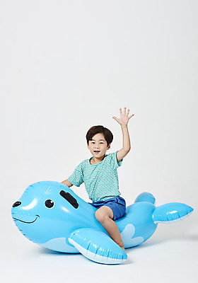 포토 JPG 스튜디오촬영 전신 응시 남자 어린이 물놀이 실내 한명 미소 누끼 사람 앉기 소년 옆모습 여름 여름휴가 바캉스 손들기 유치원생 한국인 잡기 즐거움 돌고래 흰배경 튜브 소년한명만 국내포토 1 시선 계절 감정 뷰포인트 백그라운드 포유류 모션 놀이 휴가 표정 동양인 내부 수중동물 흰색 남자한명만 소년만 파일형식 여름_계절