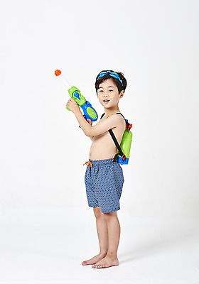 포토 JPG 스튜디오촬영 전신 응시 남자 수영복 어린이 실내 한명 서기 누끼 사람 소년 옆모습 여름 여름휴가 바캉스 유치원생 한국인 물안경 즐거움 흰배경 물총 물총놀이 소년한명만 국내포토 1 시선 옷 계절 감정 뷰포인트 백그라운드 모션 놀이 휴가 동양인 내부 흰색 수영용품 남자한명만 소년만 파일형식 여름_계절