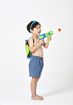 포토 JPG 스튜디오촬영 전신 남자 수영복 어린이 실내 한명 서기 누끼 사람 소년 옆모습 여름 여름휴가 바캉스 유치원생 한국인 물안경 즐거움 흰배경 물총 물총놀이 소년한명만 국내포토 1 옷 계절 감정 뷰포인트 백그라운드 모션 놀이 휴가 동양인 내부 흰색 수영용품 남자한명만 소년만 파일형식 여름_계절