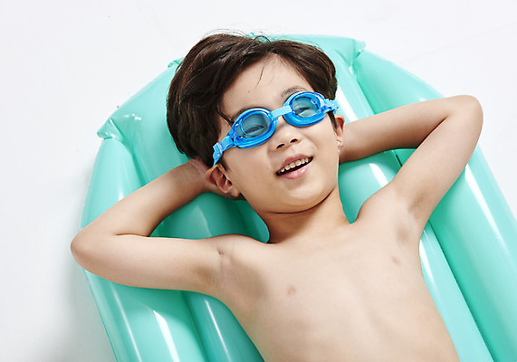 포토 JPG 스튜디오촬영 남자 어린이 실내 한명 미소 누끼 사람 소년 상반신 여름 여름휴가 바캉스 하이앵글 눕기 유치원생 한국인 물안경 즐거움 흰배경 튜브 팔베개 소년한명만 국내포토 1 계절 감정 뷰포인트 백그라운드 모션 휴가 표정 동양인 내부 흰색 수영용품 남자한명만 소년만 파일형식 여름_계절