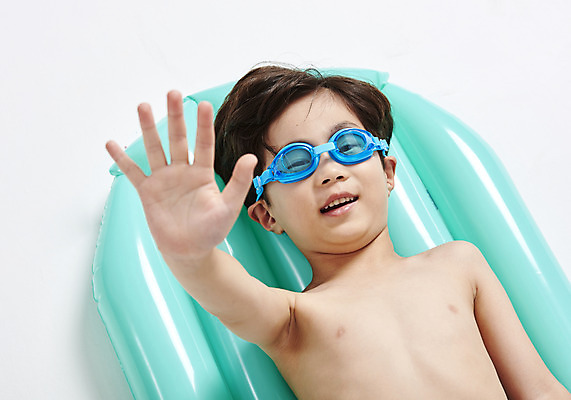 포토 JPG 스튜디오촬영 응시 남자 어린이 물놀이 실내 한명 미소 누끼 사람 소년 상반신 여름 여름휴가 바캉스 하이앵글 눕기 손들기 유치원생 한국인 물안경 즐거움 흰배경 튜브 소년한명만 국내포토 1 시선 계절 감정 뷰포인트 백그라운드 모션 놀이 휴가 표정 동양인 내부 흰색 수영용품 남자한명만 소년만 파일형식 여름_계절