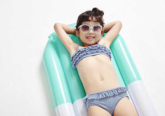포토 JPG 스튜디오촬영 응시 여자 수영복 어린이 실내 한명 미소 누끼 사람 소녀 상반신 여름 여름휴가 바캉스 선글라스 눕기 유치원생 한국인 즐거움 흰배경 튜브 팔베개 소녀한명만 국내포토 1 시선 옷 계절 감정 안경 백그라운드 모션 휴가 표정 동양인 내부 흰색 여자한명만 소녀만 파일형식 여름_계절