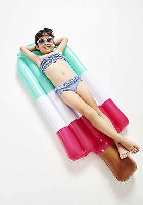 포토 JPG 스튜디오촬영 전신 여자 수영복 어린이 실내 한명 누끼 사람 소녀 여름 여름휴가 바캉스 하이앵글 선글라스 눕기 유치원생 한국인 즐거움 흰배경 튜브 팔베개 소녀한명만 국내포토 1 옷 계절 감정 안경 뷰포인트 백그라운드 모션 휴가 동양인 내부 흰색 여자한명만 소녀만 파일형식 여름_계절