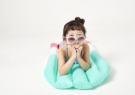 포토 JPG 스튜디오촬영 응시 여자 수영복 어린이 엎드리기 장난 휴식 실내 한명 미소 누끼 사람 소녀 상반신 앞모습 여름 여름휴가 바캉스 선글라스 턱괴기 유치원생 한국인 즐거움 흰배경 튜브 소녀한명만 국내포토 1 시선 옷 계절 감정 안경 뷰포인트 백그라운드 컨셉 모션 휴가 표정 동양인 내부 흰색 여자한명만 소녀만 파일형식 여름_계절