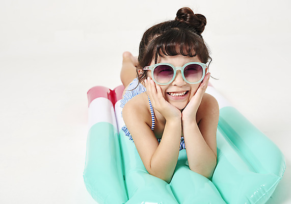 포토 JPG 스튜디오촬영 전신 응시 여자 수영복 어린이 엎드리기 휴식 실내 한명 미소 누끼 사람 소녀 앞모습 여름 여름휴가 바캉스 선글라스 턱괴기 유치원생 한국인 즐거움 흰배경 튜브 소녀한명만 국내포토 1 시선 옷 계절 감정 안경 뷰포인트 백그라운드 컨셉 모션 휴가 표정 동양인 내부 흰색 여자한명만 소녀만 파일형식 여름_계절