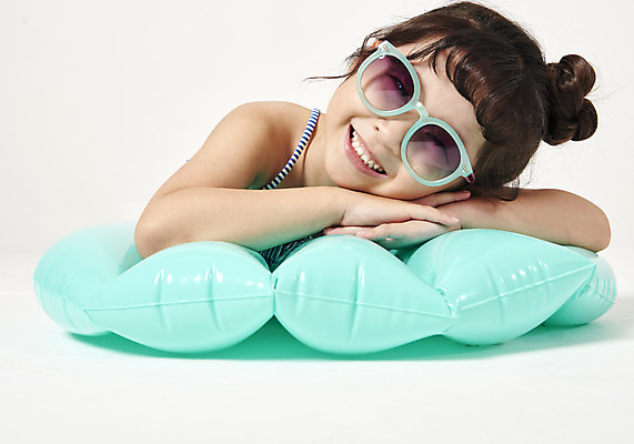 포토 JPG 스튜디오촬영 응시 여자 수영복 행복 어린이 휴식 실내 한명 미소 누끼 사람 소녀 상반신 앞모습 여름 여름휴가 바캉스 선글라스 유치원생 한국인 즐거움 흰배경 튜브 소녀한명만 국내포토 1 시선 옷 계절 감정 안경 뷰포인트 백그라운드 컨셉 휴가 표정 동양인 내부 흰색 여자한명만 소녀만 파일형식 여름_계절