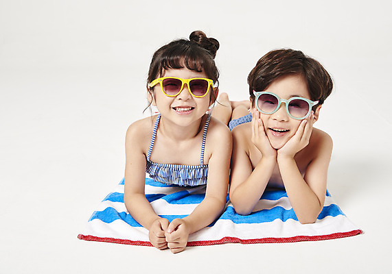 포토 JPG 스튜디오촬영 전신 커플 응시 여자 남자 수영복 행복 어린이 엎드리기 실내 미소 누끼 사람 두명 앞모습 여름 친구 여름휴가 바캉스 선글라스 턱괴기 유치원생 한국인 즐거움 흰배경 비치타올 어린이만 국내포토 시선 옷 계절 감정 안경 뷰포인트 백그라운드 관계 모션 휴가 표정 동양인 내부 수건 흰색 파일형식 여름_계절