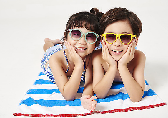 포토 JPG 스튜디오촬영 전신 커플 여자 남자 수영복 행복 어린이 엎드리기 휴식 실내 미소 누끼 사람 상반신 두명 앞모습 여름 친구 여름휴가 바캉스 턱괴기 유치원생 한국인 즐거움 흰배경 비치타올 어린이만 국내포토 옷 계절 감정 뷰포인트 백그라운드 컨셉 관계 모션 휴가 표정 동양인 내부 수건 흰색 파일형식 여름_계절