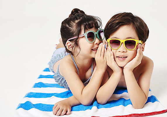 포토 JPG 스튜디오촬영 전신 커플 여자 남자 수영복 행복 어린이 엎드리기 휴식 실내 미소 누끼 사람 상반신 두명 앞모습 여름 친구 여름휴가 바캉스 선글라스 턱괴기 유치원생 한국인 귓속말 즐거움 흰배경 비치타올 어린이만 국내포토 옷 계절 감정 안경 뷰포인트 백그라운드 컨셉 관계 모션 휴가 표정 동양인 내부 수건 흰색 파일형식 여름_계절