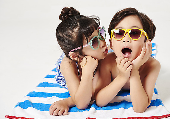 포토 JPG 스튜디오촬영 커플 응시 여자 남자 수영복 행복 어린이 엎드리기 휴식 실내 누끼 사람 상반신 두명 앞모습 여름 친구 여름휴가 바캉스 선글라스 턱괴기 유치원생 한국인 즐거움 흰배경 비치타올 어린이만 국내포토 시선 옷 계절 감정 안경 뷰포인트 백그라운드 컨셉 관계 모션 휴가 동양인 내부 수건 흰색 파일형식 여름_계절