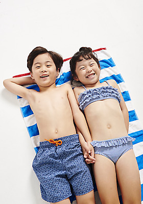 포토 JPG 스튜디오촬영 응시 여자 남자 수영복 행복 어린이 휴식 실내 미소 누끼 사람 상반신 두명 여름 친구 여름휴가 바캉스 하이앵글 손잡기 유치원생 한국인 즐거움 흰배경 팔베개 비치타올 어린이만 국내포토 시선 옷 계절 감정 뷰포인트 백그라운드 컨셉 관계 모션 휴가 표정 동양인 내부 수건 흰색 파일형식 여름_계절