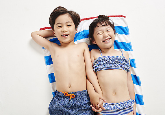 포토 JPG 스튜디오촬영 커플 응시 여자 남자 수영복 행복 어린이 휴식 실내 미소 누끼 사람 상반신 두명 여름 친구 여름휴가 바캉스 하이앵글 눕기 손잡기 유치원생 한국인 즐거움 흰배경 팔베개 비치타올 어린이만 국내포토 시선 옷 계절 감정 뷰포인트 백그라운드 컨셉 관계 모션 휴가 표정 동양인 내부 수건 흰색 파일형식 여름_계절