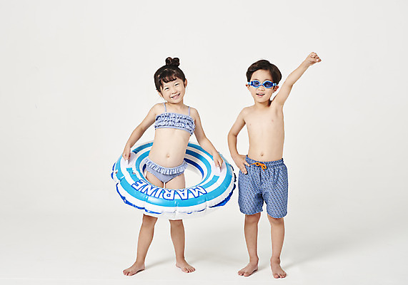 포토 JPG 스튜디오촬영 전신 여자 남자 수영복 행복 어린이 실내 서기 들기 누끼 사람 두명 앞모습 여름 친구 여름휴가 바캉스 손들기 유치원생 한국인 잡기 물안경 즐거움 흰배경 튜브 어린이만 국내포토 옷 계절 감정 뷰포인트 백그라운드 관계 모션 휴가 동양인 내부 흰색 수영용품 파일형식 여름_계절