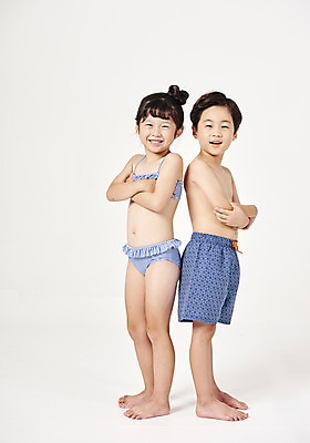 포토 JPG 스튜디오촬영 전신 응시 여자 남자 수영복 행복 어린이 실내 서기 미소 누끼 사람 두명 옆모습 여름 친구 여름휴가 바캉스 팔짱 유치원생 한국인 등맞대기 즐거움 흰배경 어린이만 국내포토 시선 옷 계절 감정 뷰포인트 백그라운드 관계 모션 휴가 표정 동양인 내부 흰색 파일형식 여름_계절
