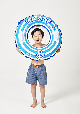 포토 JPG 스튜디오촬영 전신 남자 수영복 행복 어린이 물놀이 실내 한명 서기 들기 누끼 사람 소년 앞모습 여름 여름휴가 바캉스 한국인 잡기 즐거움 흰배경 튜브 소년한명만 국내포토 1 옷 계절 감정 뷰포인트 백그라운드 모션 놀이 휴가 동양인 내부 흰색 남자한명만 소년만 파일형식 여름_계절