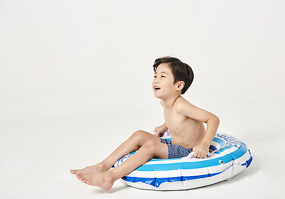 포토 JPG 스튜디오촬영 전신 응시 남자 수영복 어린이 물놀이 실내 한명 미소 누끼 사람 앉기 소년 옆모습 여름 여름휴가 바캉스 유치원생 한국인 잡기 즐거움 흰배경 튜브 소년한명만 국내포토 1 시선 옷 계절 감정 뷰포인트 백그라운드 모션 놀이 휴가 표정 동양인 내부 흰색 남자한명만 소년만 파일형식 여름_계절