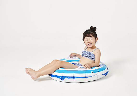 포토 JPG 스튜디오촬영 전신 응시 여자 수영복 행복 어린이 물놀이 실내 한명 미소 누끼 사람 앉기 소녀 옆모습 여름 여름휴가 바캉스 유치원생 한국인 잡기 즐거움 흰배경 튜브 소녀한명만 국내포토 1 시선 옷 계절 감정 뷰포인트 백그라운드 모션 놀이 휴가 표정 동양인 내부 흰색 여자한명만 소녀만 파일형식 여름_계절