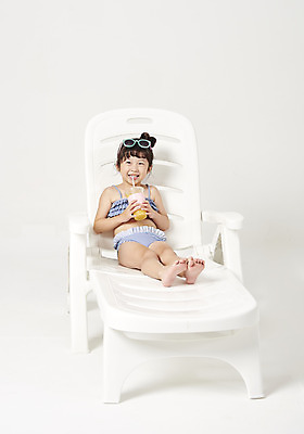 포토 JPG 스튜디오촬영 전신 여자 수영복 행복 어린이 실내 한명 누끼 사람 앉기 소녀 앞모습 여름 여름휴가 바캉스 선글라스 유치원생 한국인 마시기 오렌지주스 즐거움 흰배경 선베드 음료수병 소녀한명만 국내포토 1 옷 계절 감정 안경 뷰포인트 백그라운드 의자 모션 휴가 동양인 내부 흰색 과일주스 병_담는 여자한명만 소녀만 파일형식 여름_계절