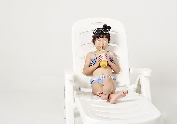 포토 JPG 스튜디오촬영 전신 응시 여자 수영복 어린이 실내 한명 미소 누끼 사람 앉기 소녀 앞모습 여름 여름휴가 바캉스 선글라스 주스 유치원생 한국인 마시기 오렌지주스 즐거움 흰배경 선베드 음료수병 소녀한명만 국내포토 1 시선 옷 계절 감정 안경 음료 뷰포인트 백그라운드 의자 모션 휴가 표정 동양인 내부 흰색 과일주스 병_담는 여자한명만 소녀만 파일형식 여름_계절