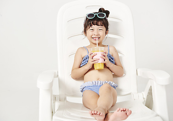 포토 JPG 스튜디오촬영 전신 응시 여자 수영복 어린이 실내 한명 미소 누끼 사람 앉기 소녀 앞모습 여름 여름휴가 바캉스 선글라스 유치원생 한국인 마시기 오렌지주스 즐거움 흰배경 선베드 음료수병 소녀한명만 국내포토 1 시선 옷 계절 감정 안경 뷰포인트 백그라운드 의자 모션 휴가 표정 동양인 내부 흰색 과일주스 병_담는 여자한명만 소녀만 파일형식 여름_계절