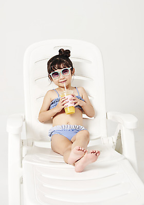 포토 JPG 스튜디오촬영 전신 응시 여자 수영복 어린이 실내 한명 미소 누끼 사람 앉기 소녀 앞모습 여름 여름휴가 바캉스 선글라스 유치원생 한국인 마시기 오렌지주스 즐거움 흰배경 선베드 음료수병 소녀한명만 국내포토 1 시선 옷 계절 감정 안경 뷰포인트 백그라운드 의자 모션 휴가 표정 동양인 내부 흰색 과일주스 병_담는 여자한명만 소녀만 파일형식 여름_계절