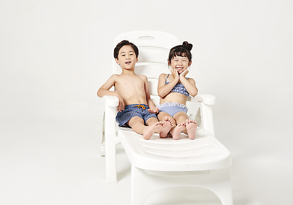 포토 JPG 스튜디오촬영 전신 여자 남자 수영복 행복 어린이 실내 미소 웃음 누끼 사람 앉기 두명 앞모습 여름 친구 여름휴가 바캉스 유치원생 한국인 즐거움 흰배경 선베드 어린이만 국내포토 옷 계절 감정 뷰포인트 백그라운드 의자 관계 모션 휴가 표정 동양인 내부 흰색 파일형식 여름_계절