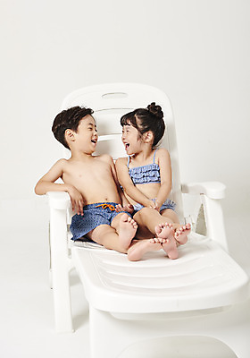 포토 JPG 스튜디오촬영 전신 응시 여자 남자 수영복 행복 어린이 실내 미소 누끼 사람 앉기 두명 앞모습 여름 친구 여름휴가 바캉스 마주보기 유치원생 한국인 즐거움 흰배경 선베드 어린이만 국내포토 시선 옷 계절 감정 뷰포인트 백그라운드 의자 관계 모션 휴가 표정 동양인 내부 흰색 파일형식 여름_계절
