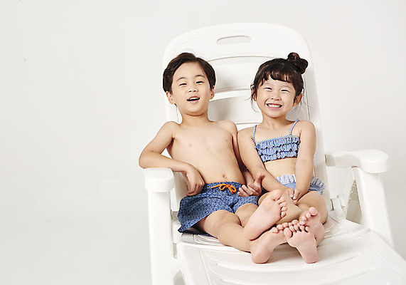 포토 JPG 스튜디오촬영 전신 응시 여자 남자 수영복 행복 어린이 실내 미소 누끼 사람 앉기 두명 앞모습 여름 친구 여름휴가 바캉스 유치원생 한국인 즐거움 흰배경 선베드 어린이만 국내포토 시선 옷 계절 감정 뷰포인트 백그라운드 의자 관계 모션 휴가 표정 동양인 내부 흰색 파일형식 여름_계절