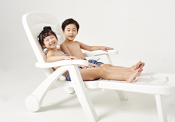 포토 JPG 스튜디오촬영 전신 여자 남자 수영복 어린이 실내 미소 웃음 누끼 사람 앉기 두명 옆모습 여름 친구 여름휴가 바캉스 유치원생 한국인 즐거움 흰배경 선베드 어린이만 국내포토 옷 계절 감정 뷰포인트 백그라운드 의자 관계 모션 휴가 표정 동양인 내부 흰색 파일형식 여름_계절