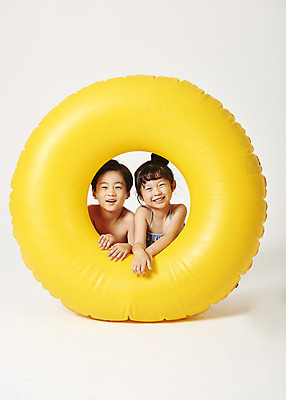 포토 JPG 스튜디오촬영 여자 남자 행복 어린이 실내 미소 웃음 누끼 사람 상반신 두명 앞모습 여름 친구 여름휴가 바캉스 노란색 유치원생 한국인 즐거움 흰배경 튜브 어린이만 국내포토 계절 감정 뷰포인트 컬러 백그라운드 관계 휴가 표정 동양인 내부 흰색 파일형식 여름_계절