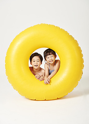 포토 JPG 스튜디오촬영 여자 남자 행복 어린이 실내 웃음 누끼 사람 상반신 두명 앞모습 여름 친구 여름휴가 바캉스 노란색 유치원생 한국인 즐거움 흰배경 튜브 어린이만 국내포토 계절 감정 뷰포인트 컬러 백그라운드 관계 휴가 표정 동양인 내부 흰색 파일형식 여름_계절