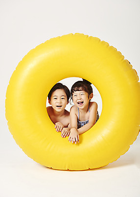 포토 JPG 스튜디오촬영 여자 남자 행복 어린이 실내 웃음 누끼 사람 상반신 두명 앞모습 여름 친구 여름휴가 바캉스 노란색 유치원생 한국인 즐거움 흰배경 튜브 어린이만 국내포토 계절 감정 뷰포인트 컬러 백그라운드 관계 휴가 표정 동양인 내부 흰색 파일형식 여름_계절