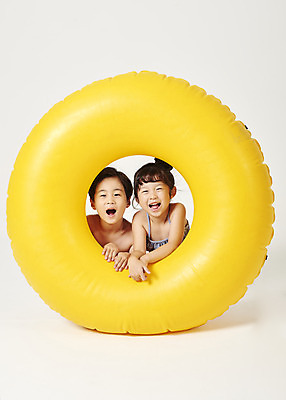 포토 JPG 스튜디오촬영 여자 남자 행복 어린이 실내 웃음 누끼 사람 상반신 두명 앞모습 여름 친구 여름휴가 바캉스 노란색 유치원생 한국인 즐거움 흰배경 튜브 어린이만 국내포토 계절 감정 뷰포인트 컬러 백그라운드 관계 휴가 표정 동양인 내부 흰색 파일형식 여름_계절