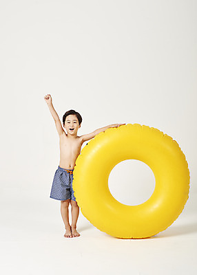 포토 JPG 스튜디오촬영 전신 남자 수영복 행복 어린이 실내 한명 미소 누끼 사람 소년 앞모습 여름 여름휴가 바캉스 노란색 손들기 유치원생 한국인 잡기 즐거움 흰배경 튜브 소년한명만 국내포토 1 옷 계절 감정 뷰포인트 컬러 백그라운드 모션 휴가 표정 동양인 내부 흰색 남자한명만 소년만 파일형식 여름_계절