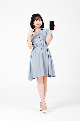 포토 JPG 스튜디오촬영 전신 원피스 여자 구두 모바일 실내 한명 미소 들기 누끼 20대 성인 앞모습 여름 스마트폰 쇼핑 세일 한국인 가리킴 즐거움 흰배경 온라인쇼핑 모바일쇼핑 성인여자한명만 국내포토 1 옷 계절 감정 뷰포인트 백그라운드 신발 모션 표정 사람 동양인 손짓 청년 내부 핸드폰 스마트기기 흰색 온라인 여자한명만 성인여자만 파일형식