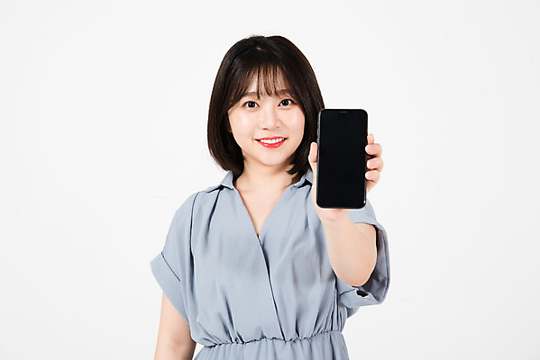 포토 JPG 스튜디오촬영 원피스 여자 모바일 실내 한명 미소 들기 누끼 상반신 20대 성인 앞모습 여름 스마트폰 쇼핑 세일 한국인 즐거움 흰배경 온라인쇼핑 모바일쇼핑 성인여자한명만 국내포토 1 옷 계절 감정 뷰포인트 백그라운드 모션 표정 사람 동양인 청년 내부 핸드폰 스마트기기 흰색 온라인 여자한명만 성인여자만 파일형식