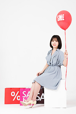 포토 JPG 스튜디오촬영 전신 원피스 여자 구두 실내 한명 미소 들기 누끼 앉기 20대 성인 옆모습 여름 쇼핑 쇼핑백 세일 한국인 즐거움 흰배경 풍선 성인여자한명만 국내포토 1 옷 계절 감정 뷰포인트 백그라운드 신발 가방 모션 표정 사람 동양인 청년 내부 흰색 여자한명만 성인여자만 파일형식